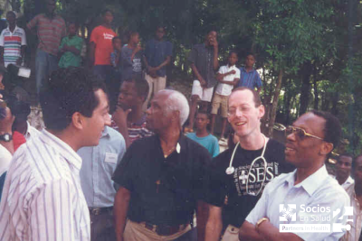 Dres. Paul Farmer y Jaime Bayona en Haití, 1996.